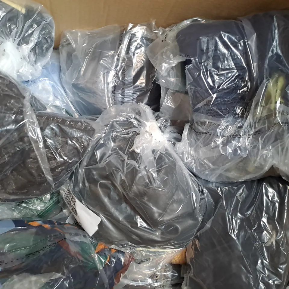 BOX OF APPROXIMATELY 20 ASSORTED CLOTHING AND FASHION ITEMS IN VARIOUS STYLES, SIZES, AND COLOURS TO INCLUDE ASHWOOD, SKECHERS, ETC