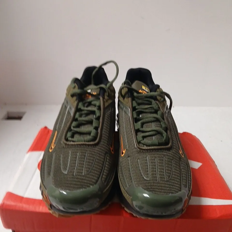 BOXED PAR OF NIKE AIR MAX PLUS III – UK 9