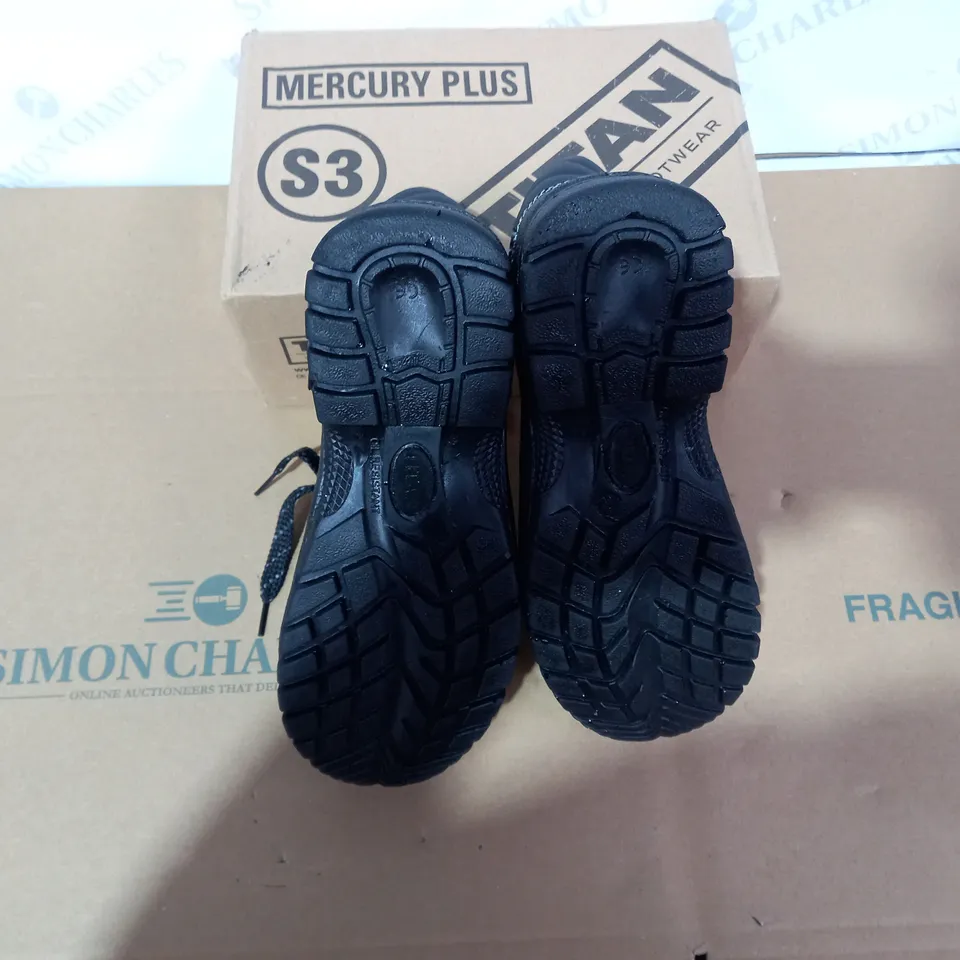 BOXED PAIR OF TITAN BLACK SAFETY BOOTS SIZE 5