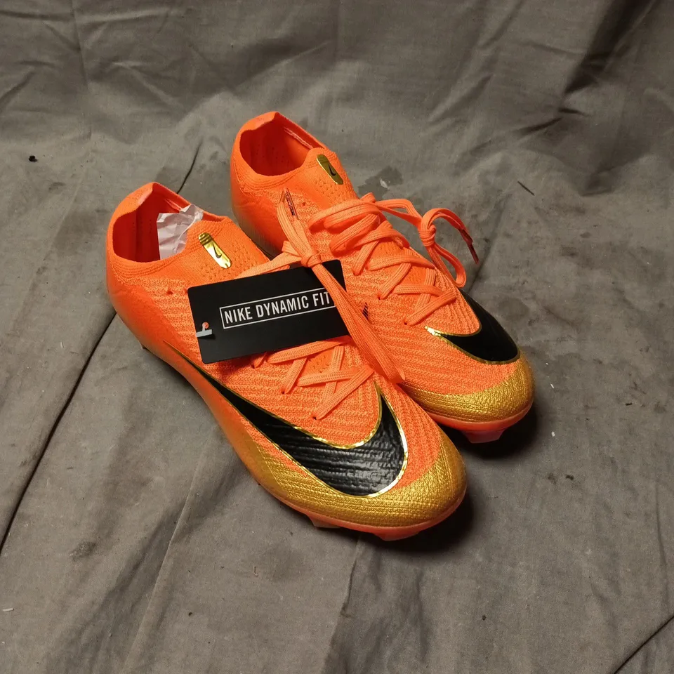 NIKE DYNAMIC FIT FOOTBALL BOOTS – NEON ORANGE/GOLD (PAIR) SIZE 7