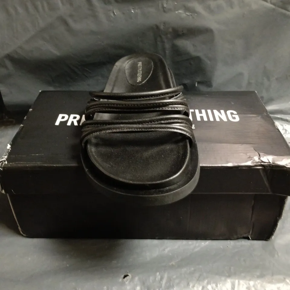 BOXED PAIR OF PRETTY LITTLE THING OPEN TOE FLAT STRAPPY SANDALS IN BLACK SIZE EU 41