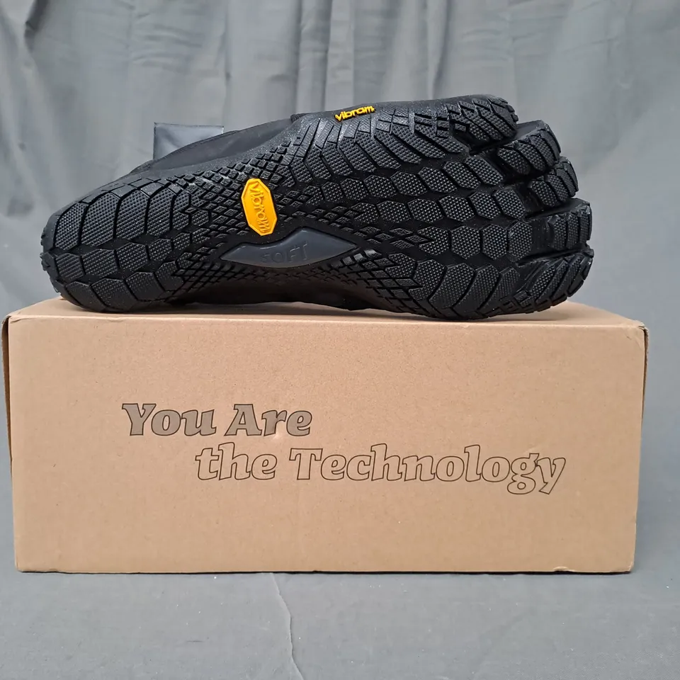 BOXED PAIR OF VIBRAM FIVE FINGERS V-TREK INSULATED SHOES IN BLACK EU SIZE 43
