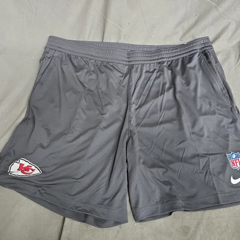 NIKE NFL KC CHIEFS STANDARD FIT SHORTS IN GREY - XXL