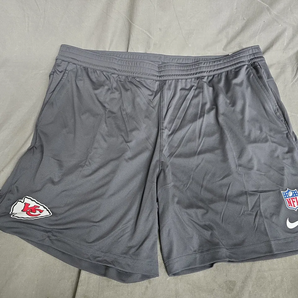 NIKE NFL KC CHIEFS STANDARD FIT SHORTS IN GREY - XXL