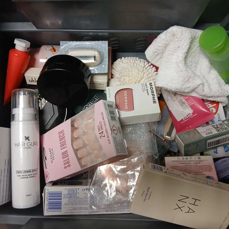 APPROXIMATELY 15 ASSORTED COSMETICS ITEMS TO INCLUDE TEETH WHITENING STRIPS, BUMP SHEET MASK, N07 FUTURE RENEW SERUM, ETC