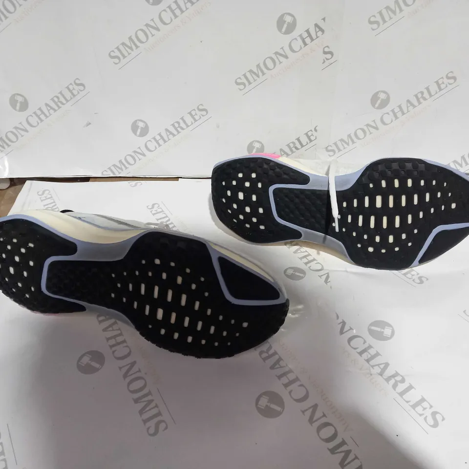UNBOXED PAIR OF NIKE ZOOMX UK 9 WHITE/BLUE/PINK 
