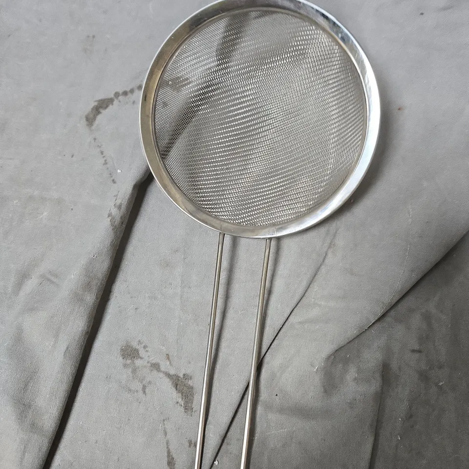 APPROXIMATELY 18 ASSORTED HOUSEHOLD ITEMS INCLUDING SECURITY LOCK , SIEVE AND GOOD BYE TIE SHOELACE 