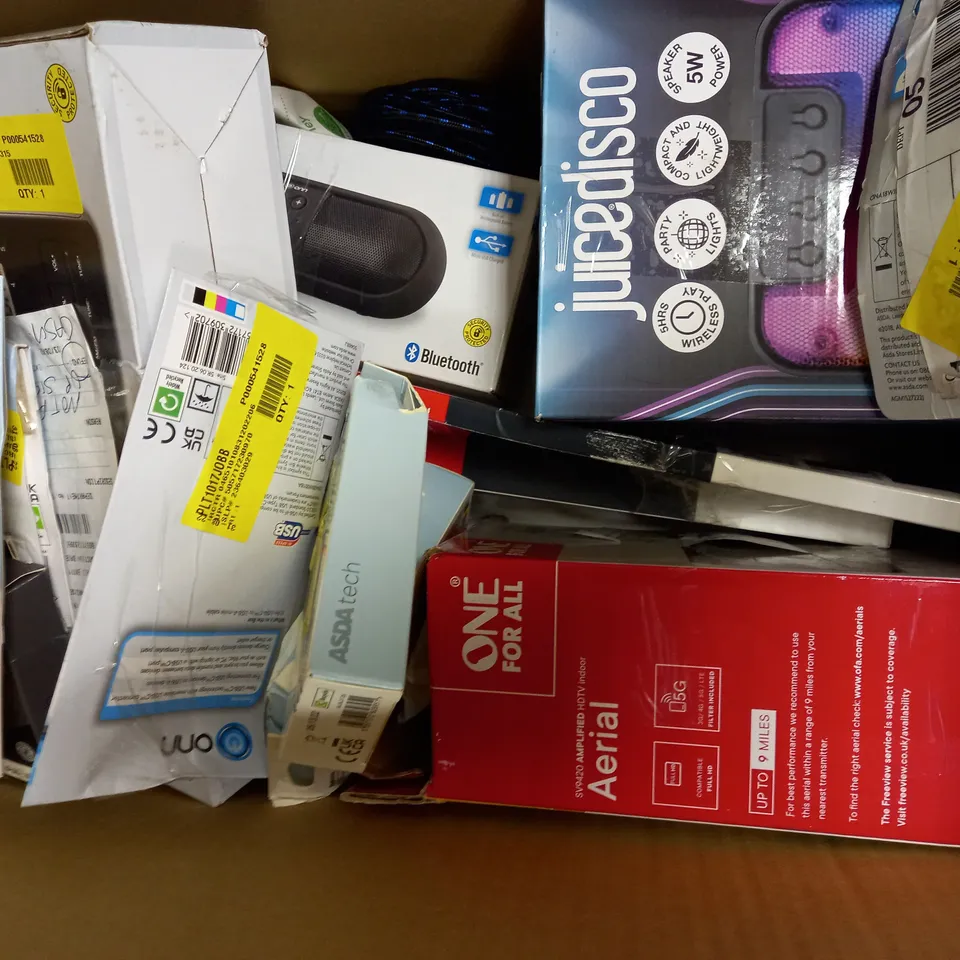 LOT OF APPROXIMATELY 20 ELECTRICAL ITEMS, TO INCLUDE POWER BANK, MOUSE, ALARM CLOCK, ETC