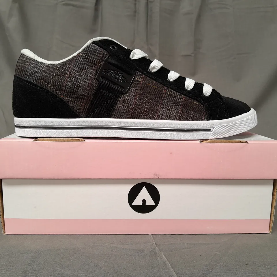 BOX OF APPROXIMATELY 10 BOXED PAIRS OF AIR WALK TRAINERS IN BLACK/PLAID/WHITE - VARIOUS SIZES