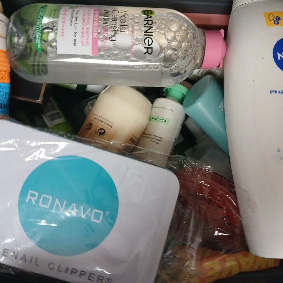 APPROXIMATELY 18 ASSORTED COSMETIC ITEMS INCLUDING VARIOUS MAKES AND BRANDS - COLLECTION ONLY