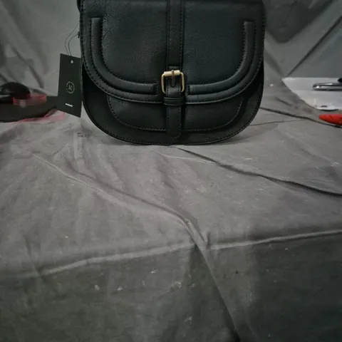 AFKOMST BLACK LEATHER CROSSBODY BAG WITH FRONT BUCKLE