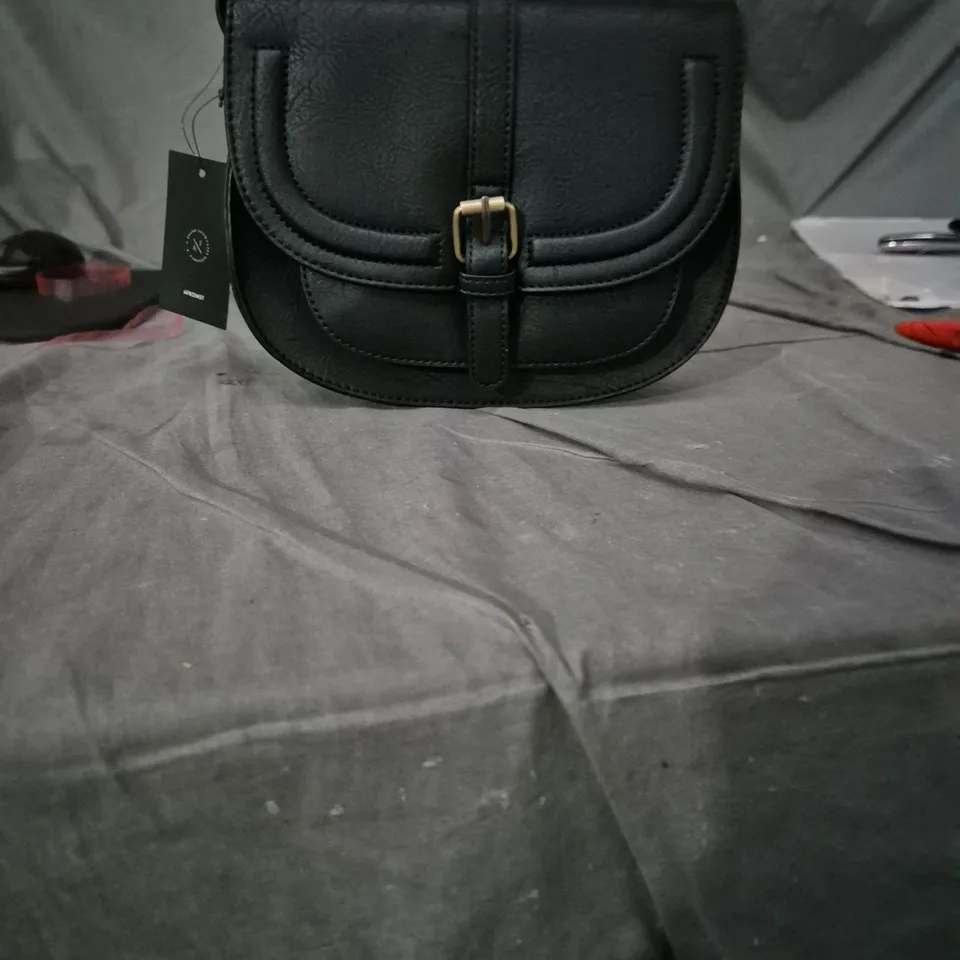 AFKOMST BLACK LEATHER CROSSBODY BAG WITH FRONT BUCKLE
