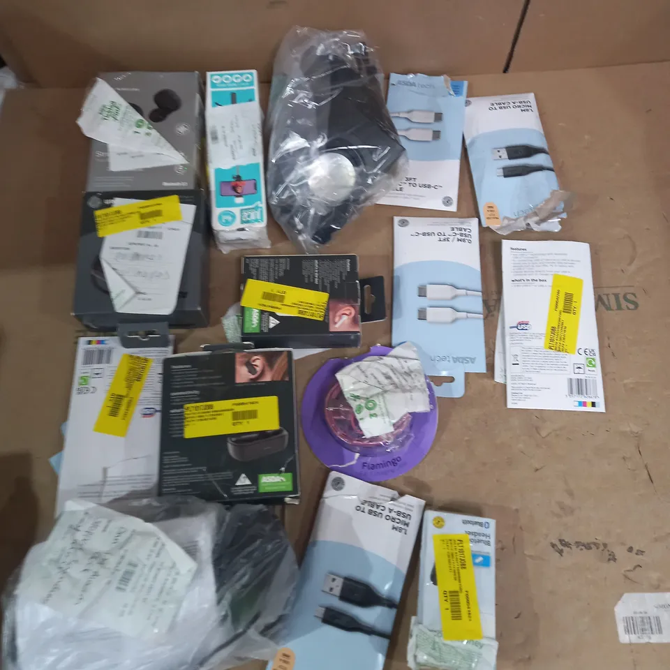 LOT OF APPROX 15 ASSORTED TECH ITEMS TO INCLUDE EARPHONES, CHARGING CABLES, ALARM CLOCK ETC