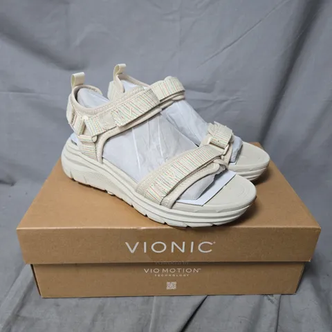 BOXED VIONIC WALK MAX SANDALS IN CREAM - SIZE 4