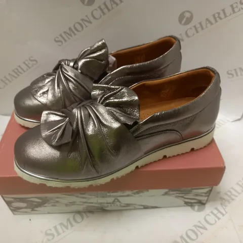 BOXED MODA ANETTE PEWTER METALLIC LEATHER - SIZE 6