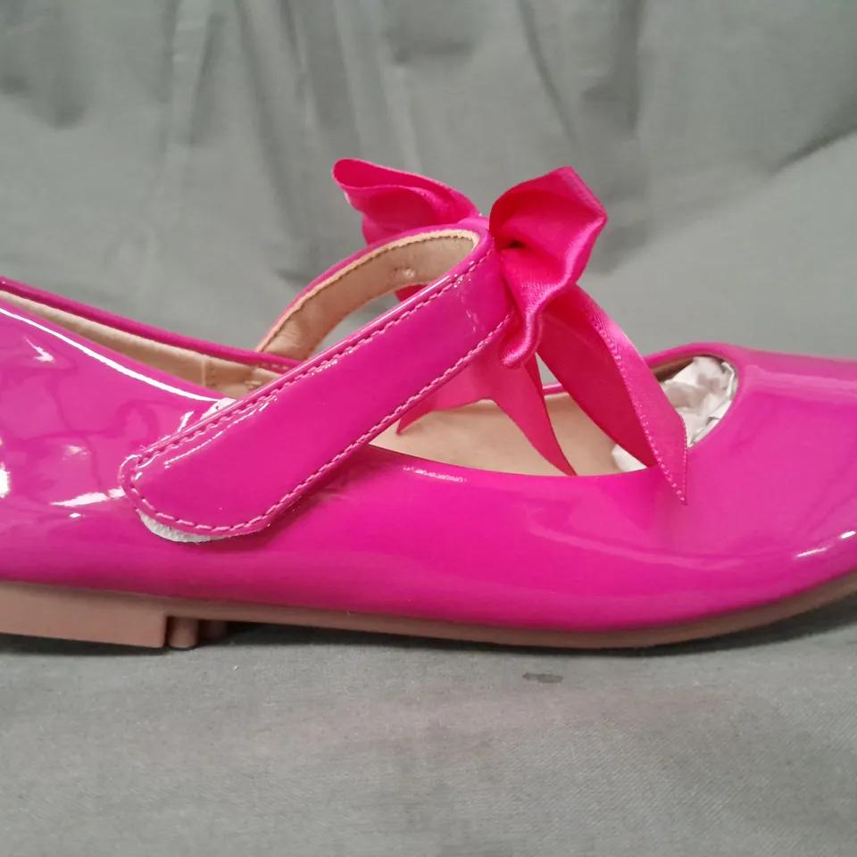 BOXED PAIR OF DESIGNER KID'S SHOES IN GLOSSY PINK EU SIZE 31