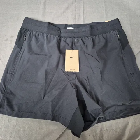 NIKE STANDARD FIT 5" LENGTH SHORTS IN BLACK - LARGE