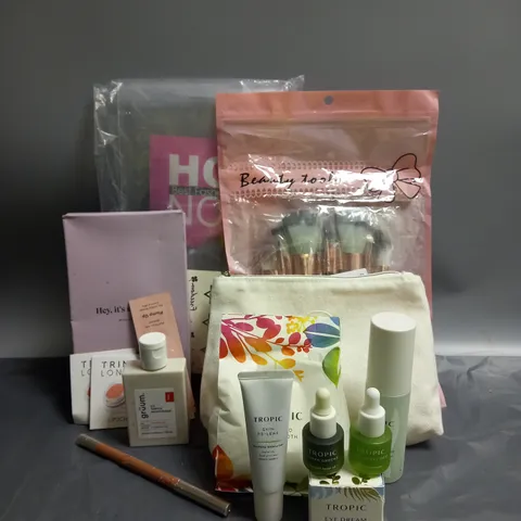 APPROXIMATELY 10 ASSORTED COSMETICS AND BEAUTY ITEMS TO INCLUDE TROPIC SKINCARE DISCOVERY KIT (HYDRATE), BEAUTY TOOLS MAKE UP BRUSH SET, GRUUM GENTLE MOISTURISER (50ML), ETC