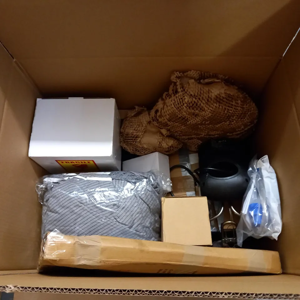 LARGE BOX OF APPROXIMATELY 20 ASSORTED HOUSEHOLD ITEMS TO INCLUDE: TELEPHONE, GOLF GIFT SET, METAL SNOWMAN