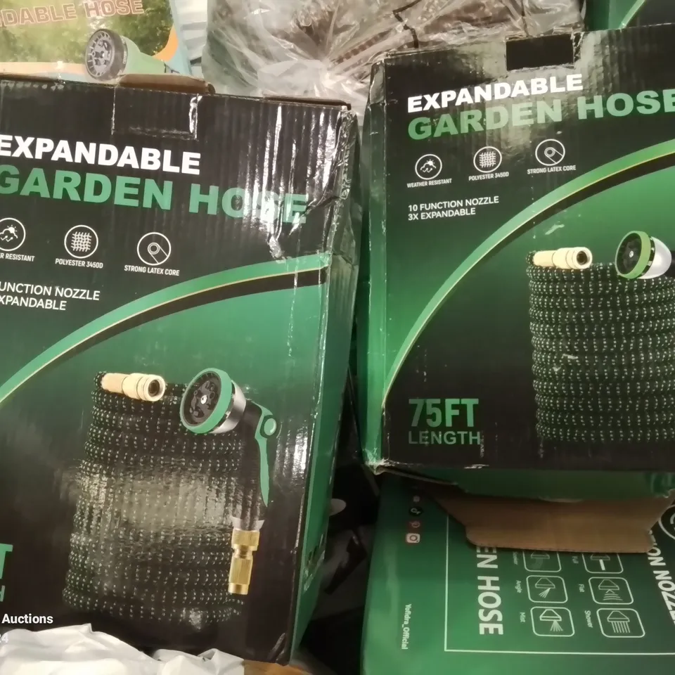 PALLET OF ASSORTED ITEMS TO INCLUDE, AN ASSORTMENT OF EXPANDABLE GARDEN HOSES IN VARIOUS SIZES.