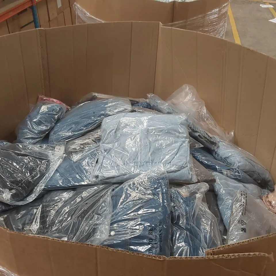 PALLET CONTAINING APPROXIMATELY 500x BRAND NEW ASSORTED DESIGNER CLOTHING ITEMS