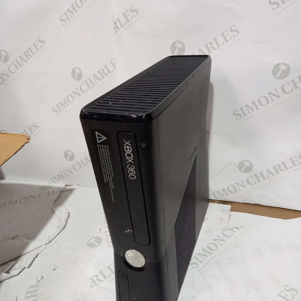 XBOX 360 CONSOLE WITH 2 CONTROLLERS, AND APPROX 8 GAMES TO INCLUDE GTA, CALL OF DUTY AND SAINTS ROW 