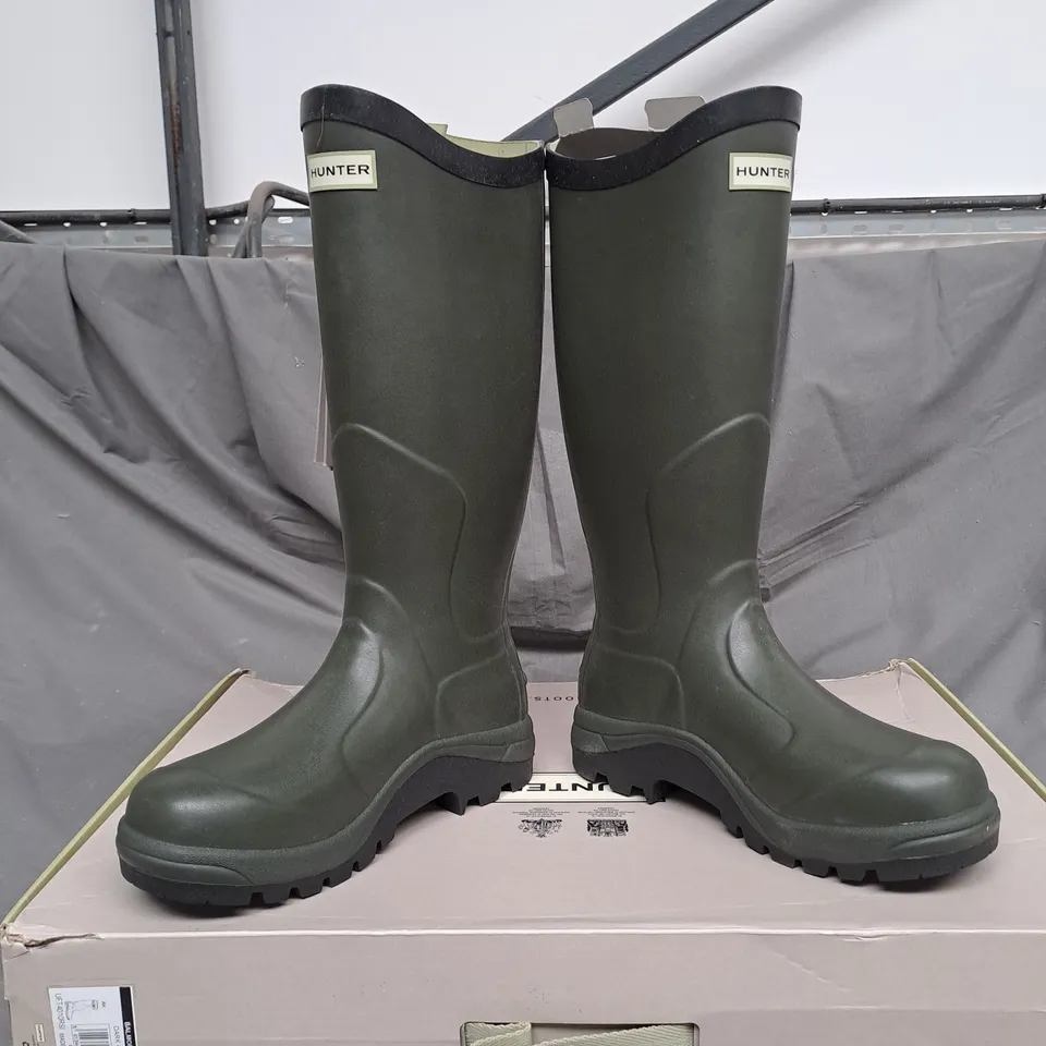 BOXED PAIR OF HUNTER BALMORAL CLASSIC WATERPROOF BOOTS IN DARK OLIVE SIZE 5