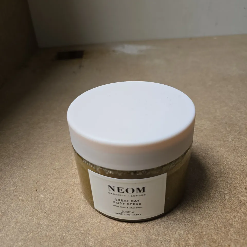 NEOM ORGANICS LONDON GREAT DAY BODY SCRUB – WILD MINT & MANDARIN