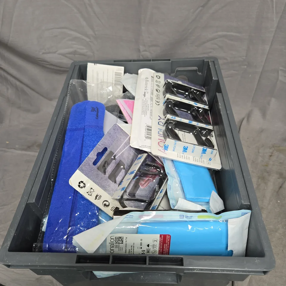 APPROXIMATELY 20 ASSORTED HOUSEHOLD ITEMS TO INCLUDE BUTTERICK PETITE DRESS, BRASS DOOR CHAIN SET, DOUBLE SIDED TAPE, ADHESIVE TAPE ETC