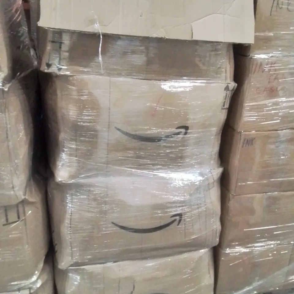 PALLET CONTAINING A LARGE QUANTITY OF PHONE CASES 