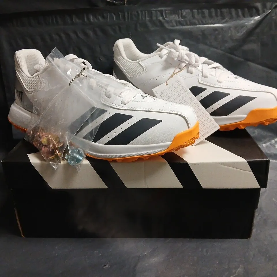 BOXED PAIR OF ADIDAS HOWZAT SPIKE CRICKET SHOES IN WHITE/BLACK SIZE UK 6