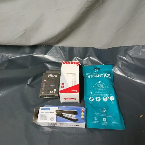 APPROXIMATELY 20 ASSORTED HOUSEHOLD ITEMS TO INCLUDE INSTANT ICE THERAPY, BALLPOINT PENS, STAPLER, PADLOCK ETC
