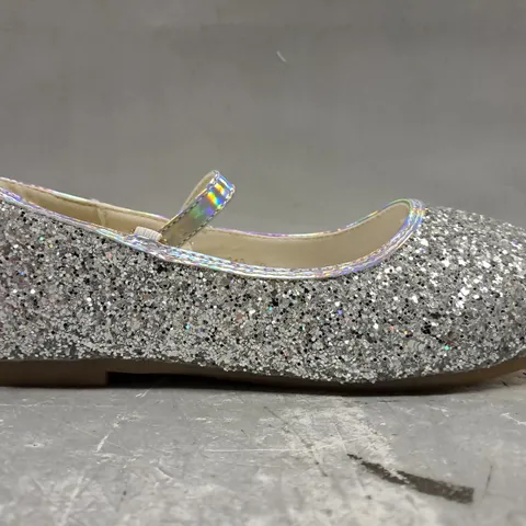 BOXED PAIR OF LEFEITONG SHOES IN SILVER GLITTER EU SIZE 39