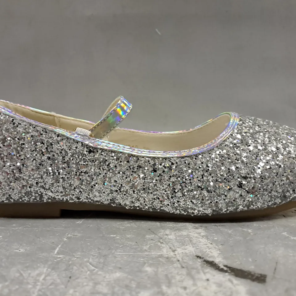 BOXED PAIR OF LEFEITONG SHOES IN SILVER GLITTER EU SIZE 39