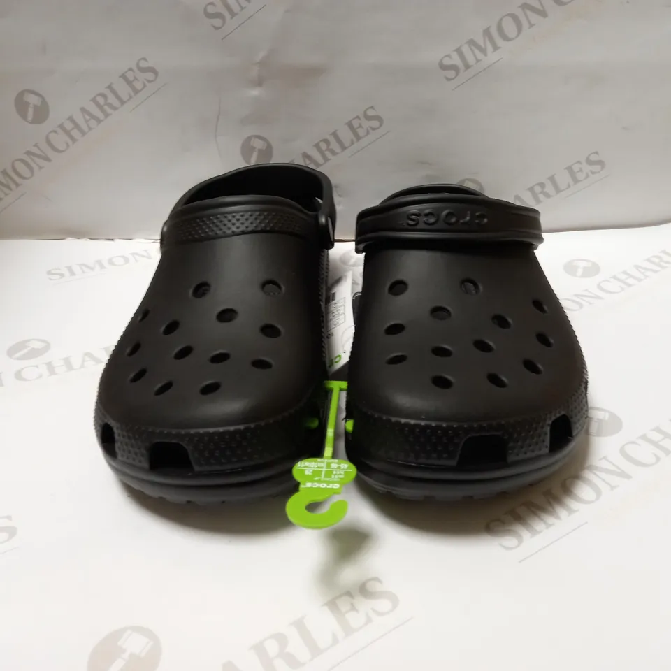MENS CLASSIC CROCS IN BLACK SIZE 11