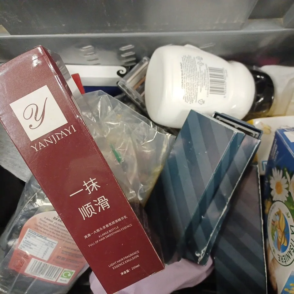 APPROXIMATELY 20 ASSORTED PRODUCTS TO INCLUDE YANJIAYI LIGHT HAIR FRAGRANCE ESSENCE EMULSION, NERD BAR BLUEBERRY ICE DISPOSABLE VAPE DEVICE, HARRY'S BLADES, GO CREATE DECOUPAGE BASE PAINT ETC.