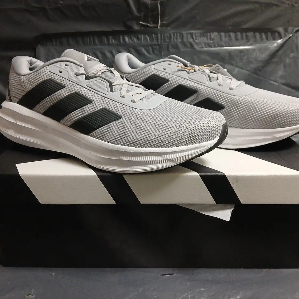 BOXED PAIR OF ADIDAS GALAXY 7 TRAINERS IN GREY/BLACK SIZE UK 11