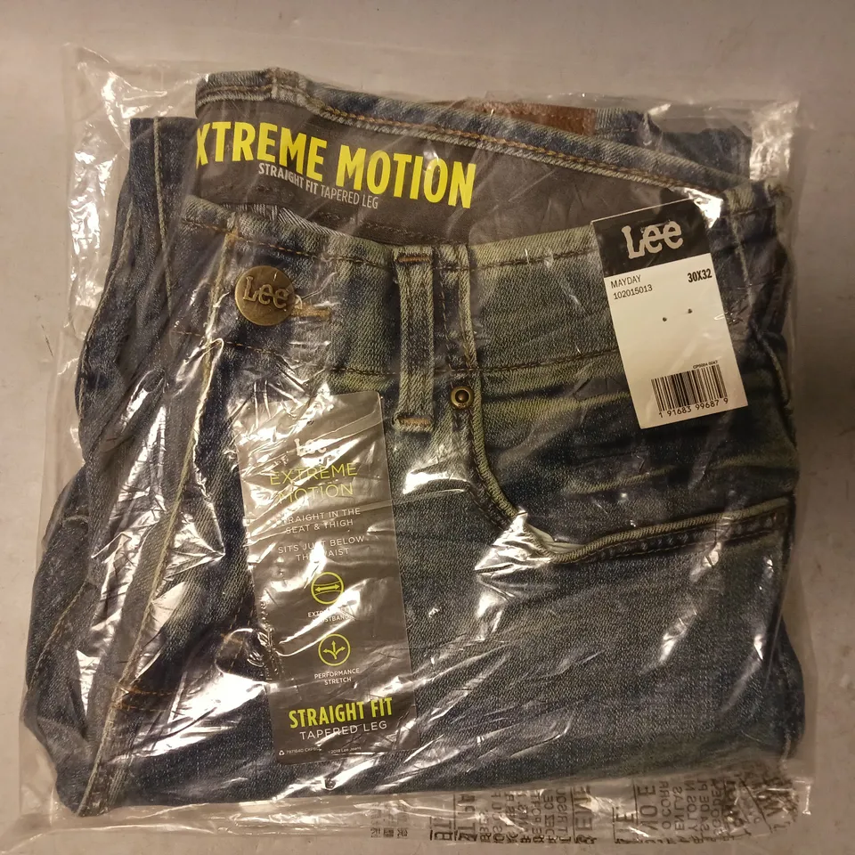 BRAND NEW LEE EXTREME MOTION STRAIGHT LEG TAPERED FIT JEANS IN BLUE SIZE 30/32