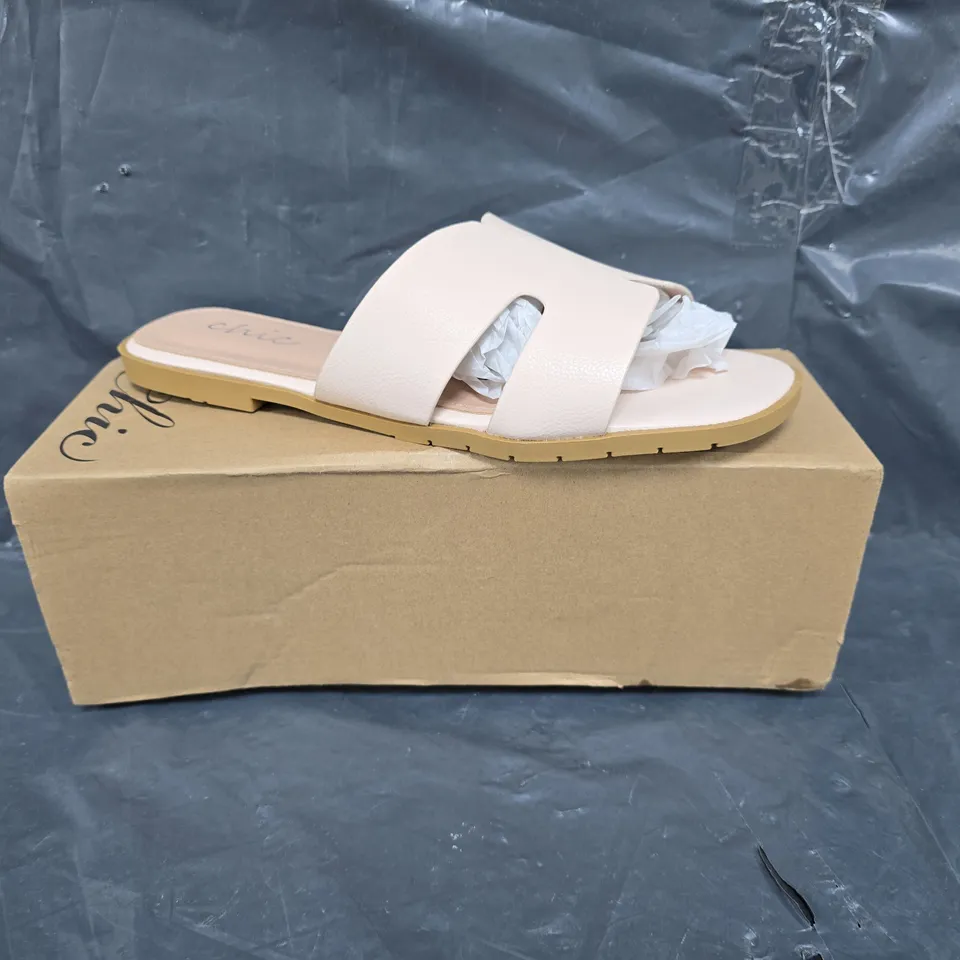 BOXED PAIR OF CHIC OPEN TOE SANDALS IN WHITE SIZE UK 7 