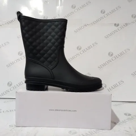 BOXED PAIR OF DREAM PAIRS WELLINGTON BOOTS IN BLACK UK SIZE 6
