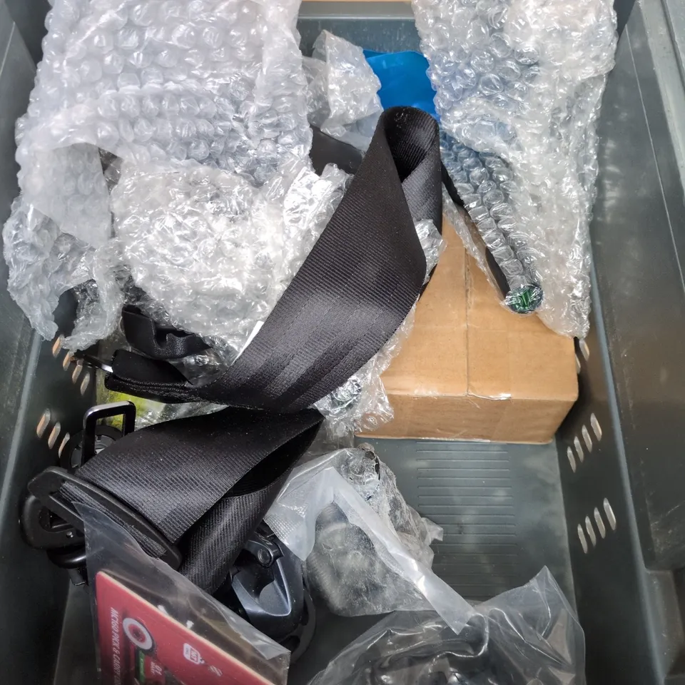 APPROXIMATELY 10 ASSORTED VEHICLE PARTS/ACCESSORIES TO INCLUDE VW BADGE, AIR FRESHENERS, REPLACEMENT KEY ETC 