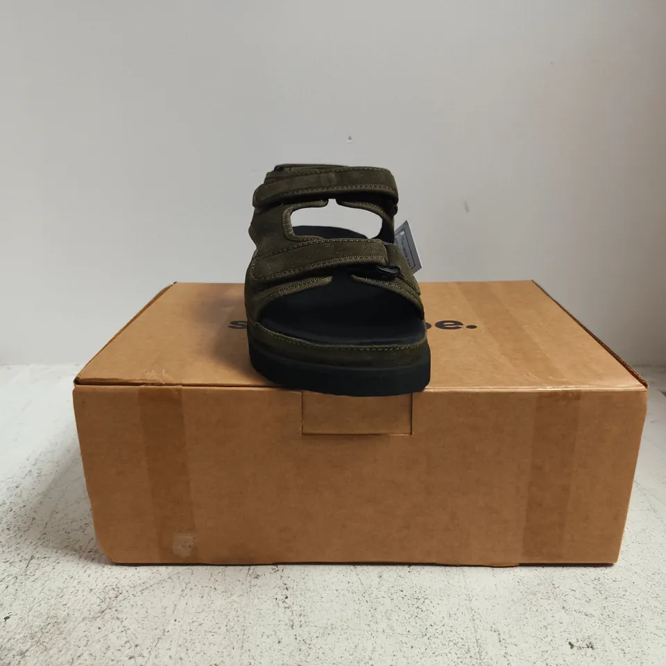 BOXED PAIR OF SIMPLY BE SANDALS IN KHAKI SIZE UK 7