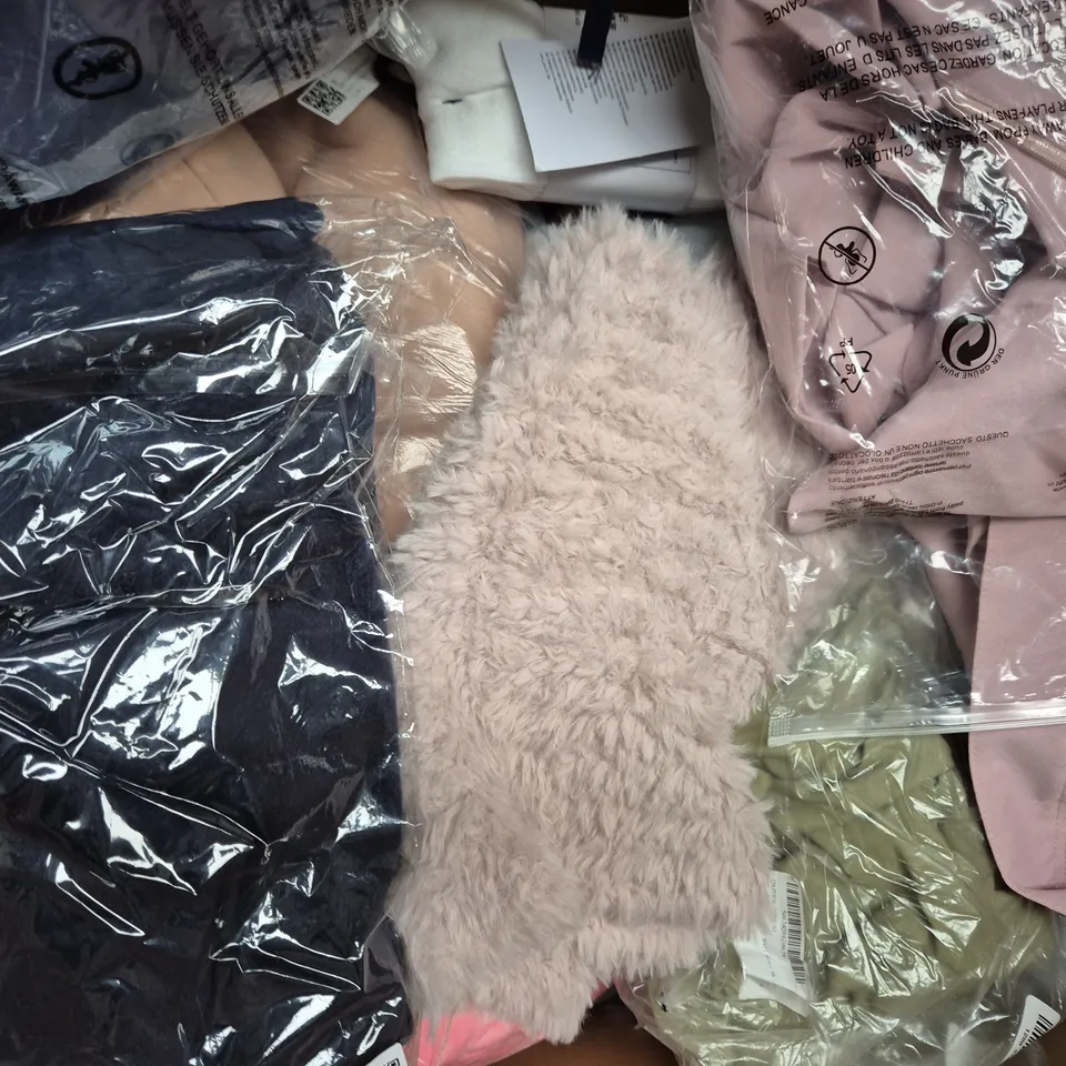 BOX OF APPROXIMATELY 20 ASSORTED CLOTHING AND FASHION ITEMS IN VARIOUS STYLES, SIZES, AND COLOURS - COLLECTION ONLY