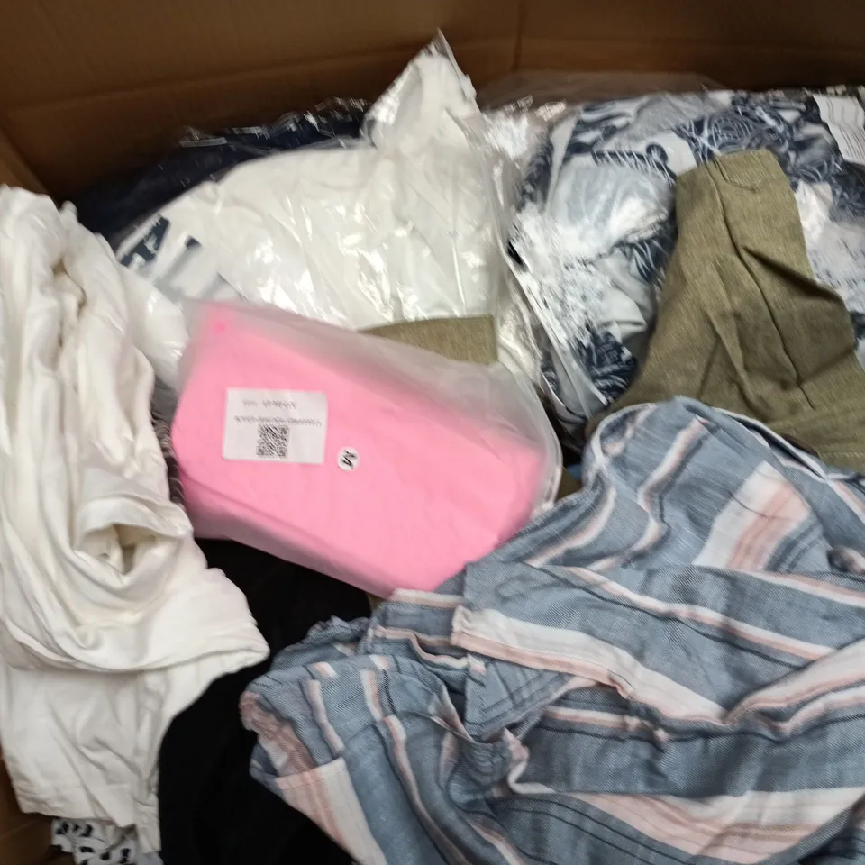 APPROXIMATELY 30 ASSORTED CLOTHING ITEMS IN VARIOUS SIZES, STYLES & COLOURS TO INCLUDE BRANDS SUCH AS UNIQLO, DENIM DREAMS, NUTMEG, ETC - COLLECTION ONLY