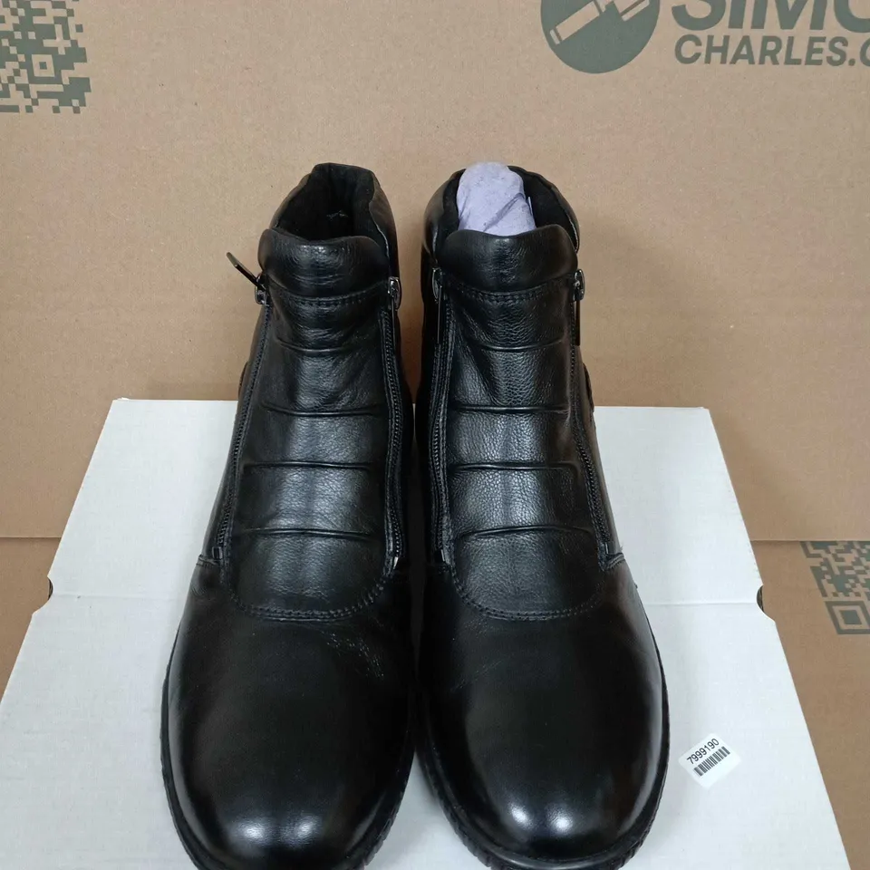 BOXED PAIR OF WOMEN'S BLACK LEATHER ANKLE BOOTS WITH SIDE ZIPS - UK SIZE 7