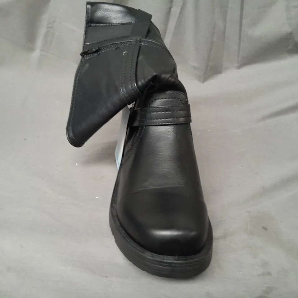 BOXED PAIR OF AJVANI COLLECTION ANKLE BOOTS IN BLACK SIZE 7