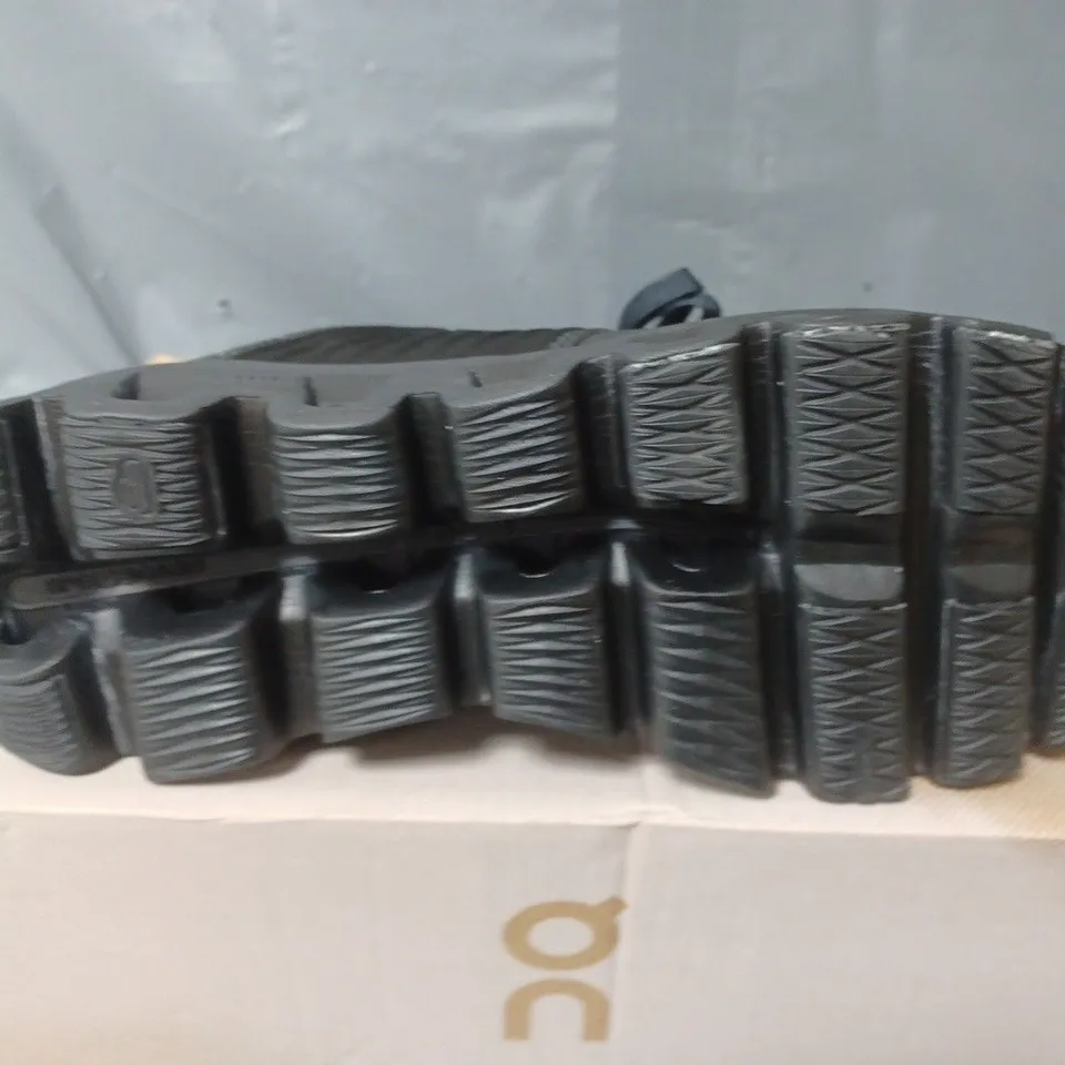 BOXED PAIR OF ON CLOUDSWIFT TRAINERS IN BLACK - UK 8