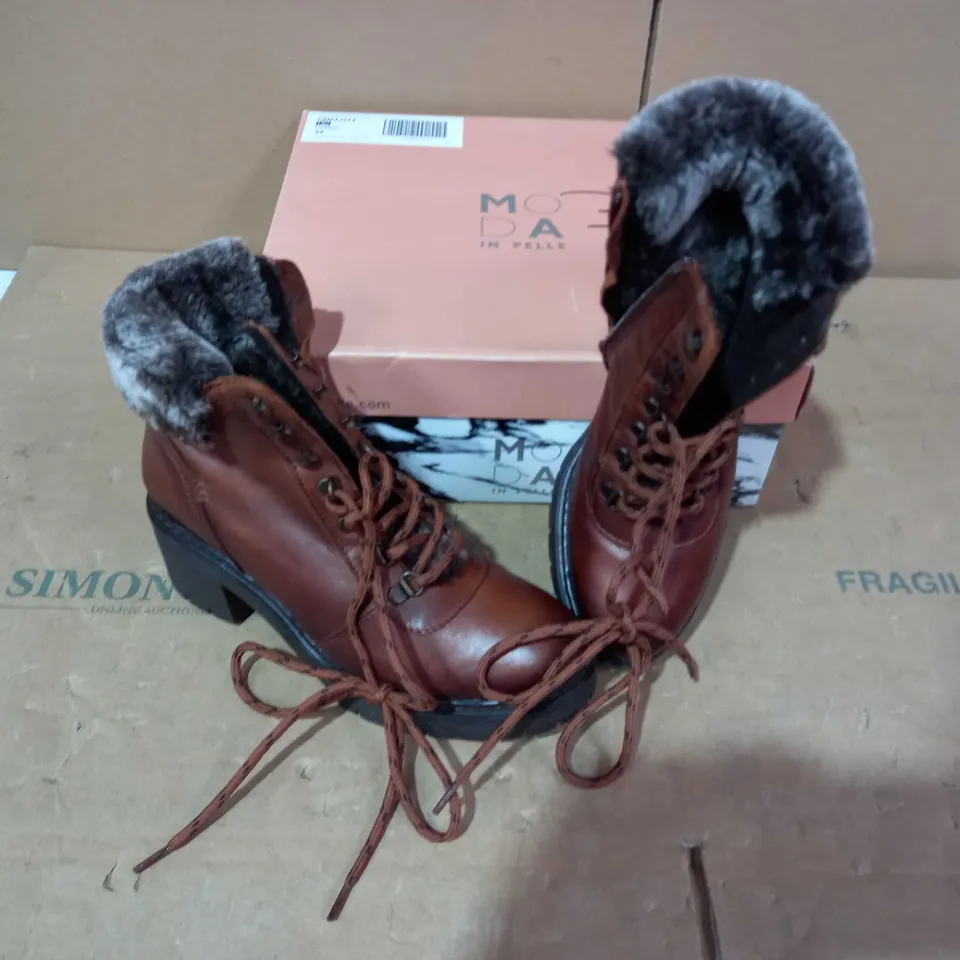 BOXED PAIR OF MODA IN PELLE BROWN BOOTS - SIZE 37
