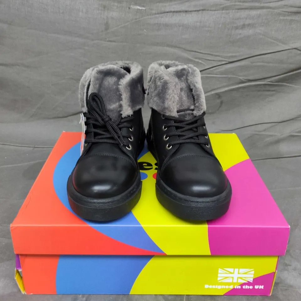 BOXED ADESSO BLACK LEATHER BOOT WITH GREY FUR TRIM – SIZE 40