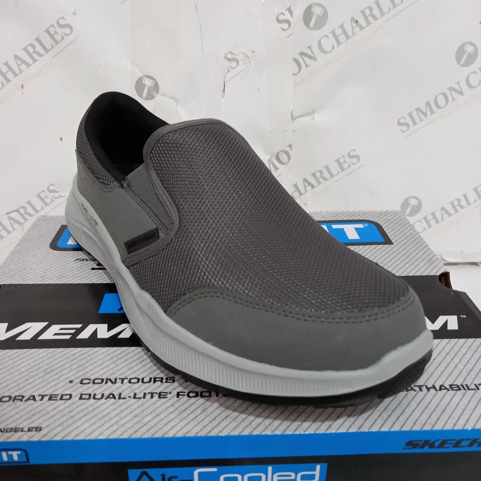 BOXED PAIR OF SKECHERS AIR COOLED MEMORY FOAM TRAINERS IN GREY SIZE 10